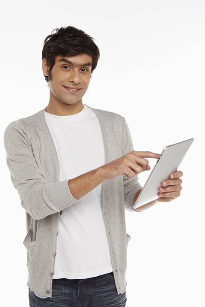 Dijital tablet kullanan bir adam - Fotoğraf, Görsel