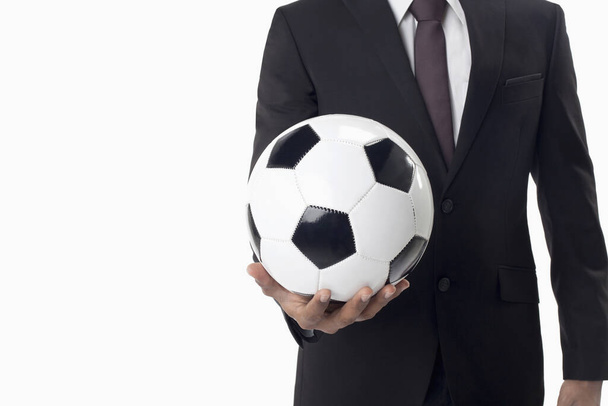 Futbol menajeri elinde top tutuyor. - Fotoğraf, Görsel