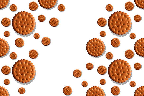 Muster von runden Keksen unterschiedlicher Größe auf weißem Hintergrund. Platz für Text. Hochwertiges Foto - Foto, Bild