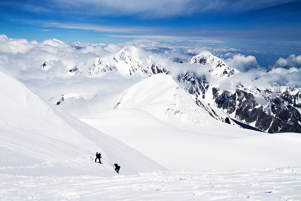 Glaciar Gergeti, senderismo Mt Kazbek, Cáucaso, Georgia
 - Foto, Imagen