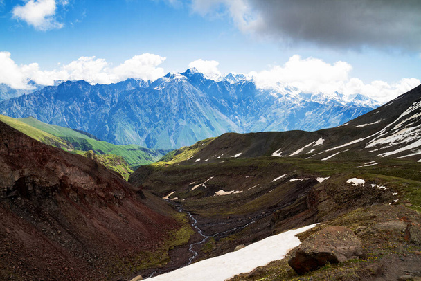 Kaukasuksen vuoret Kasbegin lähellä, Georgiassa - Valokuva, kuva