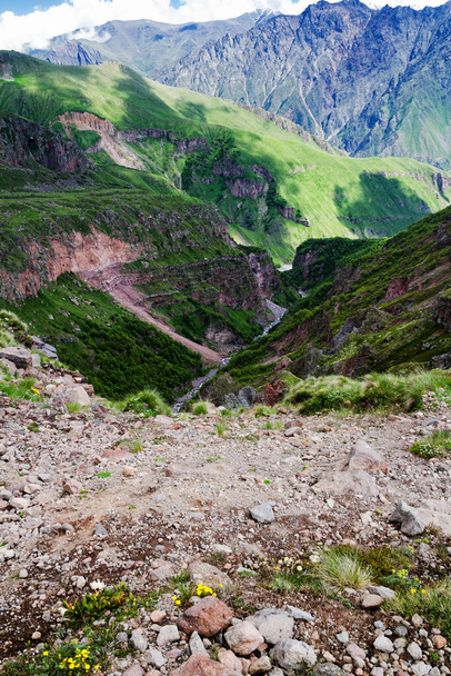 Kaukasuksen vuoret Kasbegin lähellä, Georgiassa - Valokuva, kuva