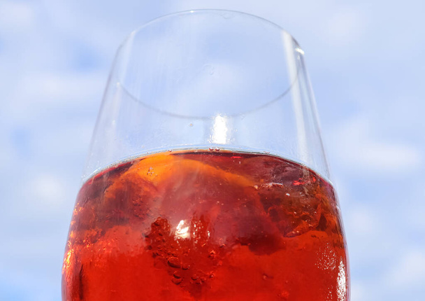 Refreshing orange summer cocktails with cola and ice against a blue sky background.  - Valokuva, kuva
