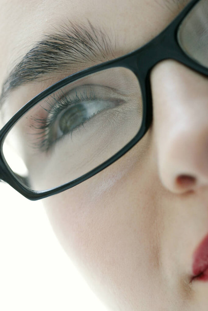 黒い縁の眼鏡をかけた女性の顔のクローズアップ写真 - 写真・画像