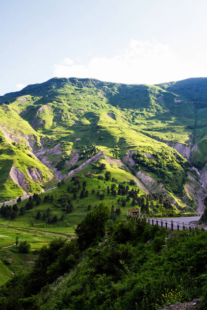 Καύκασος βουνά κοντά Kazbegi. Γεωργιανός στρατιωτικός δρόμος. - Φωτογραφία, εικόνα