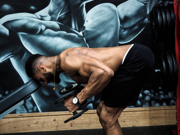Lihaksikas kaveri tekee triceps laajennuksia - Valokuva, kuva