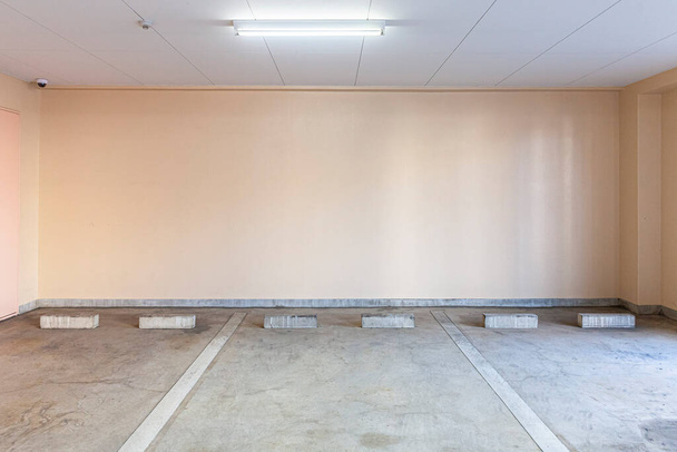Espaço vazio parque de estacionamento interior no prédio de escritórios - Foto, Imagem