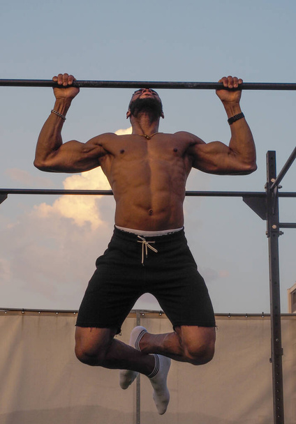 Lihaksikas kaveri tekee triceps laajennuksia - Valokuva, kuva