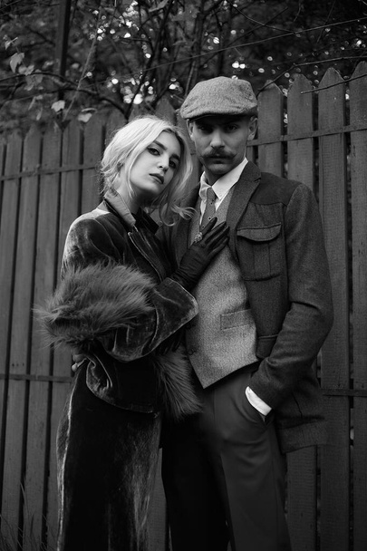 Πορτρέτο ενός όμορφου ζευγαριού σε vintage στυλ. Ρετρό στυλ, κλασικά ρούχα. - Φωτογραφία, εικόνα