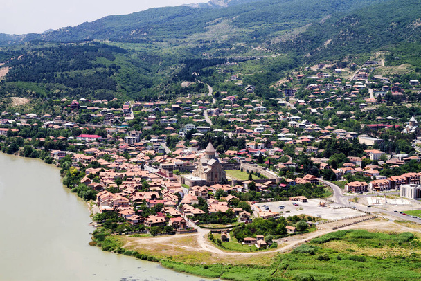 Pohled na soutok řek Aragvi a Mtikvari a města Mtsheta z kostela Jvari. Georgia - Fotografie, Obrázek