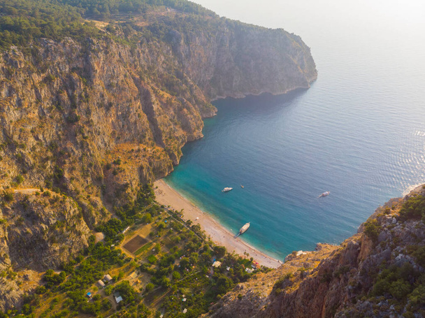 Mariposa valle vista mar y barco Oludeniz, Turquía. Costa, campo
. - Foto, imagen