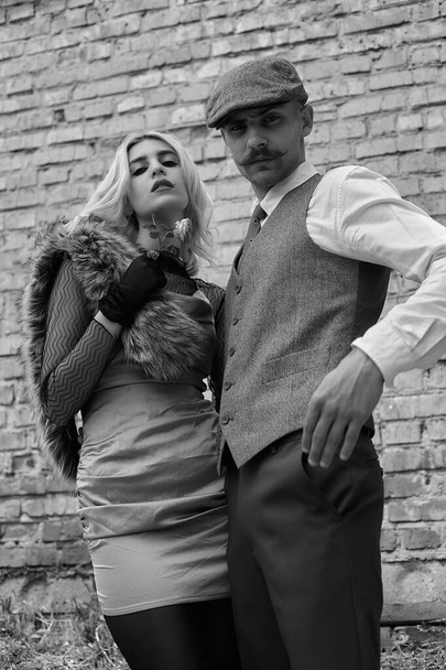 Πορτρέτο ενός όμορφου ζευγαριού σε vintage στυλ. Ρετρό στυλ, κλασικά ρούχα. - Φωτογραφία, εικόνα