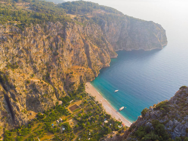 Mariposa valle vista mar y barco Oludeniz, Turquía. Costa, campo
. - Foto, imagen