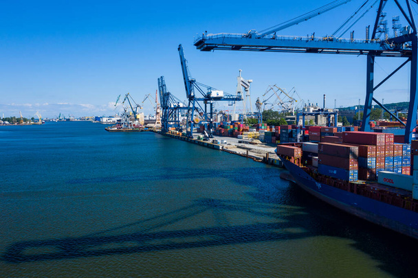 Vista aérea del puerto de Gdynia. Terminal de contenedores del Báltico en el puerto de Gdynia desde arriba. Voivodato de Pomerania, Polonia
.  - Foto, Imagen