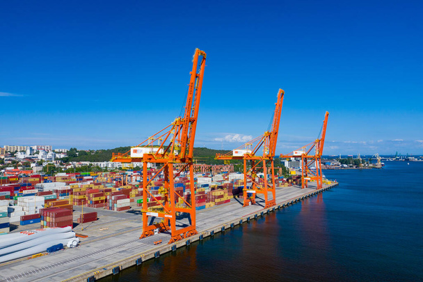 Gdynia Port Luchtfoto. Baltische containerterminal in de haven van Gdynia van bovenaf. Pommeren woiwodschap, Polen.  - Foto, afbeelding