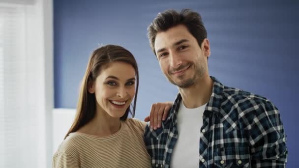 Retrato video de pareja mostrando un montón de llaves del hogar. Fotografía con cámara de helio RED en 8K
 - Metraje, vídeo