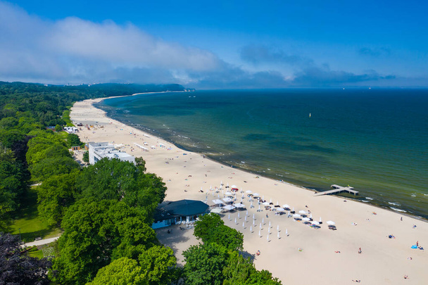 Vista aérea de Sopot Beach. Sopot resort en Polonia desde arriba. Sopot es el principal destino turístico de Polonia
.  - Foto, imagen