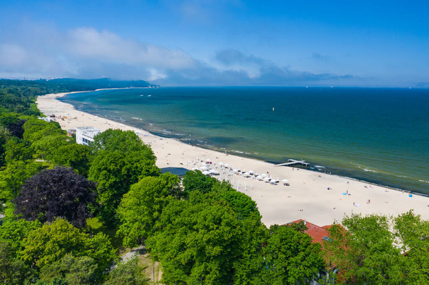 Sopot Beach Widok z lotu ptaka. Sopot resort w Polsce od góry. Sopot jest głównym celem turystycznym w Polsce.  - Zdjęcie, obraz