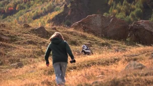 mother and child walking in the mountains - Imágenes, Vídeo