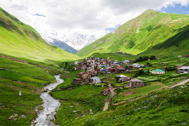Ushguli - le plus haut village habité d'Europe. Caucase, Haute-Svanéti - Site du patrimoine mondial de l'UNESCO. Géorgie. - Photo, image