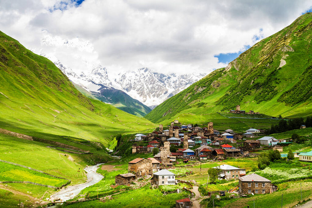 Ushguli - das höchstgelegene bewohnte Dorf Europas. Kaukasus, Obersvaneti - UNESCO-Weltkulturerbe. Georgien. - Foto, Bild