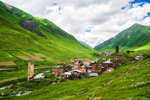 Ushguli - el pueblo habitado más alto de Europa. Cáucaso, Alto Svaneti Patrimonio de la Humanidad por la UNESCO. Georgia. - Foto, Imagen
