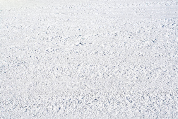Nieve en la pendiente, nieve atrapada en los esquís en una estación de esquí. - Foto, Imagen