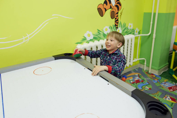 Gomel, Λευκορωσία - 18 Απριλίου 2018: Τα παιδιά παίζουν στο παιδικό κέντρο διασκέδασης. γενέθλια 2020 - Φωτογραφία, εικόνα