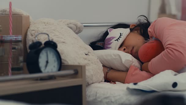 Een meisje wordt wakker uit haar slaap. Goedemorgen thuis. 4k - Video