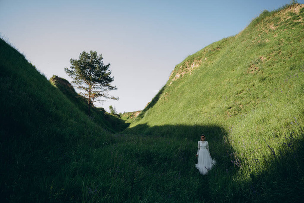 attractive woman in white dress standing  in the green area - Foto, Bild