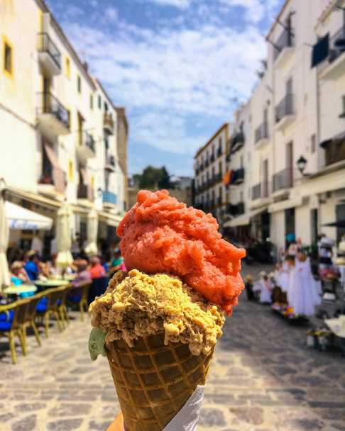 Gelato dondurma külahı Instagram tarzı filtreyle sıcak yaz gökyüzüne tutturuldu. - Fotoğraf, Görsel