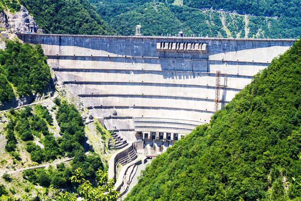 "Inguurin pato" on vesivoimalaitos, joka sijaitsee Ingurijoella Georgiassa. Tällä hetkellä se on maailman korkein betonikaaren pato, jonka korkeus on 272 metriä. - Valokuva, kuva