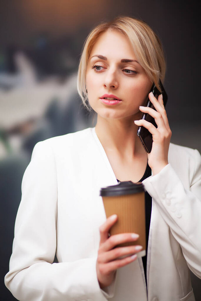 Business woman manager pije kawę z papierowej filiżanki w biurze firmy - Zdjęcie, obraz