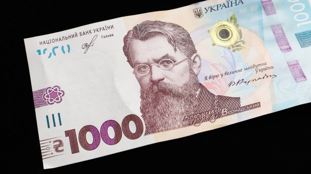Een briefje in 1000 hryvnia 's. Portret van Vladimir Ivanovitsj Vernadsky voor 1000 hryvnia 's op een Oekraïens bankbiljet. Oekraïens geld. - Foto, afbeelding