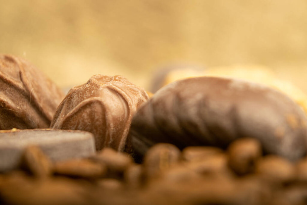 Σοκολάτα, κόκκους καφέ και κομμάτια καστανής ζάχαρης ζαχαροκάλαμου σε φόντο υφάσματος οικιακής χρήσης με τραχιά υφή. Κλείσε. - Φωτογραφία, εικόνα