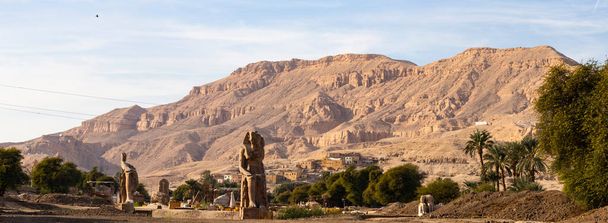 Κολοσσοί του Μέμνονα είναι δύο ογκώδη πέτρινα αγάλματα Φαραώ Αμενχοτέπ ΙΙΙ, ο οποίος βασίλευσε στην Αίγυπτο κατά τη διάρκεια της Δυναστείας Xviii. - Φωτογραφία, εικόνα