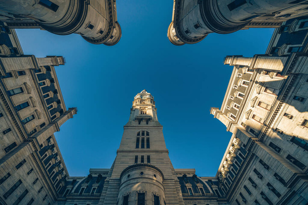Ángulo ascendente del ayuntamiento de Filadelfia con edificio histórico sobre fondo de cielo azul, Pensilvania, Estados Unidos o Estados Unidos de América, Arquitectura y edificio, Concepto de viajes y turismo
 - Foto, Imagen