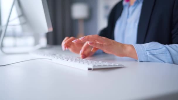 Een vrouw met een bril typt op een toetsenbord. Begrip werk op afstand. - Video