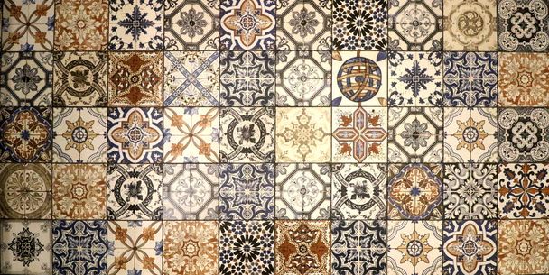 Damalı geleneksel Avrupa seramik mozaik kaplama şablonu. Mimari mozaik detay, sokak, banyo ve havuz için soyut arka plan. Sokak ve iç tasarım için süs deseni - Fotoğraf, Görsel