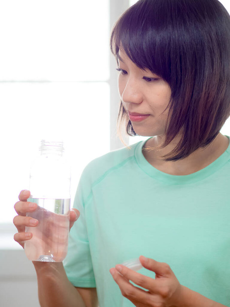 Mujer bebiendo agua después del ejercicio
 - Foto, imagen