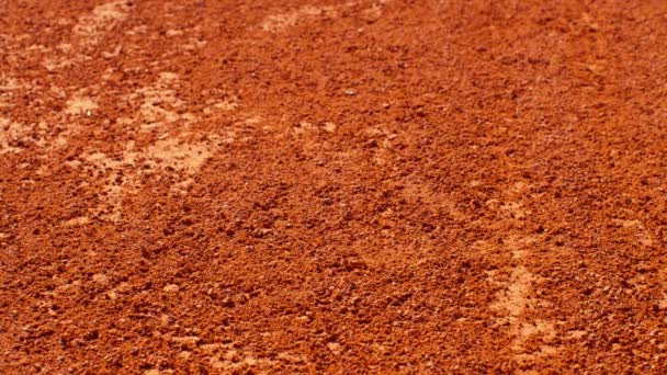 Palle che rimbalzano sul campo da tennis in argilla arancione. - Filmati, video