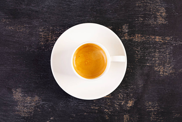 Una taza de café expreso. Bebida caliente café sobre fondo oscuro
 - Foto, imagen