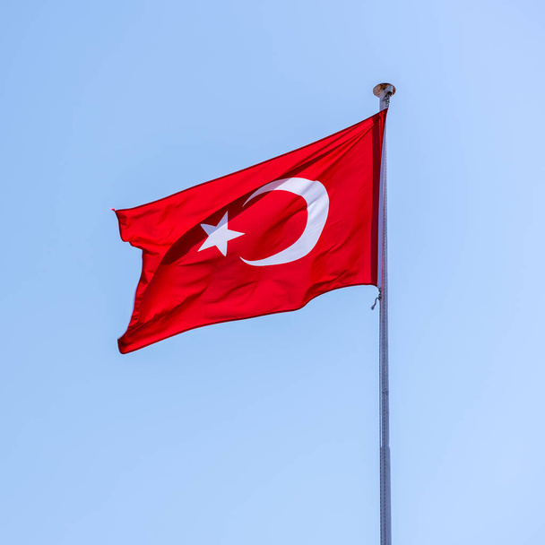 Türkische Flagge mit blauem Hintergrund. Türkische Flagge geschwenkt. - Foto, Bild