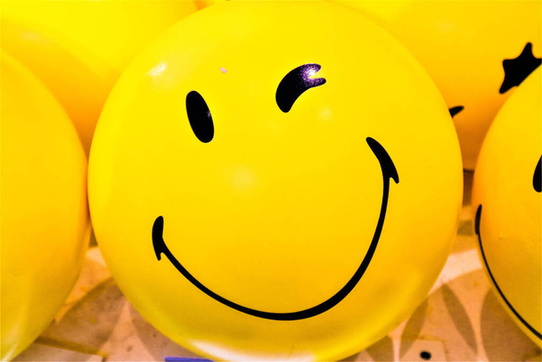 χαμόγελο κίτρινο μπαλόνι στο κόμμα - Φωτογραφία, εικόνα