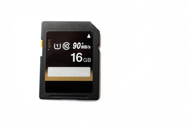 Zbliżenie karty pamięci SD o pojemności 16 GB. Stosowany do aparatów cyfrowych, aparatów akcji, komputerów i innego sprzętu przenośnego. Karta SD. - Zdjęcie, obraz