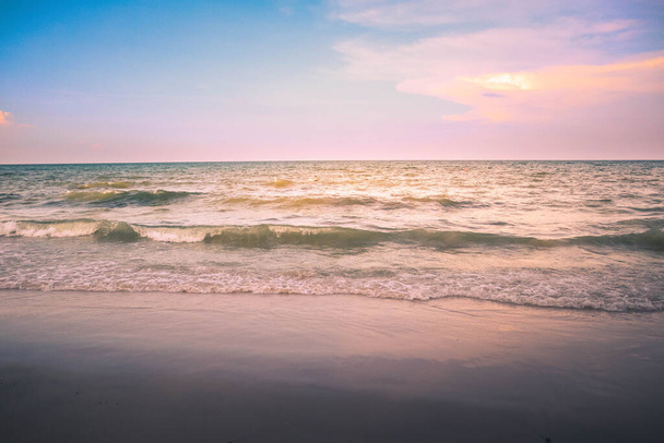bellissime nuvole bianche sul cielo blu sul mare calmo con riflesso della luce solare, Bali Indonesia. Tranquillo mare armonia della superficie dell'acqua calma. Cielo soleggiato e oceano blu calmo. Mare vibrante con nuvole all'orizzonte - Foto, immagini