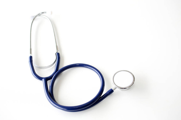 Stethoskop auf weißem Hintergrund. Arzt-Stethoskop auf weißem Hintergrund mit Platz für Text - Foto, Bild