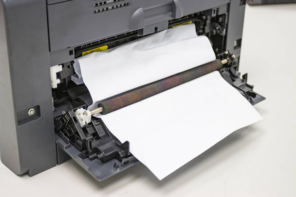 Бумага А4 застряла в принтере в офисе, концептуальный принтер для ремонта
 - Фото, изображение