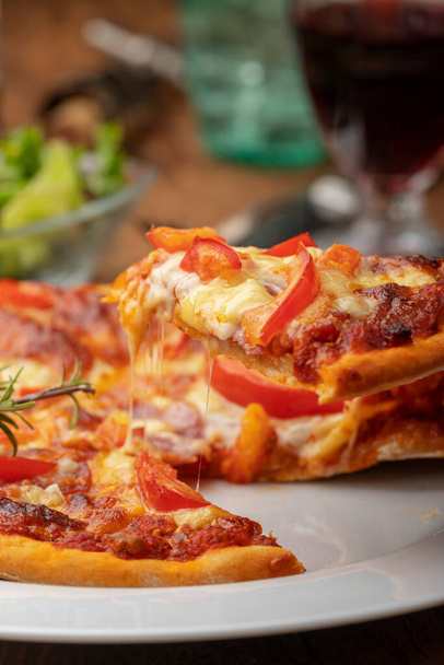Крупный план итальянской пиццы с салатом - Фото, изображение