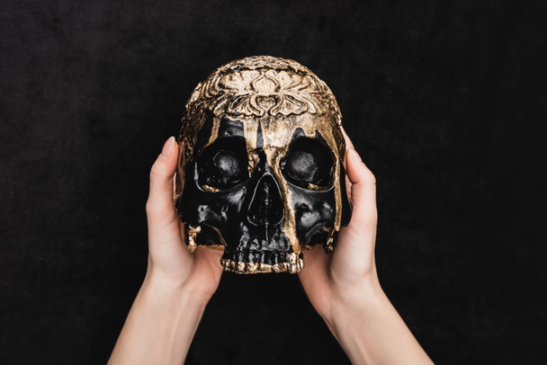 vista superior de la bruja sosteniendo el cráneo vudú en negro
 - Foto, Imagen